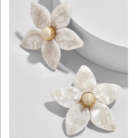 FLOWER STUD RESIN EARRINGS - NEW - Picture 3 of 3